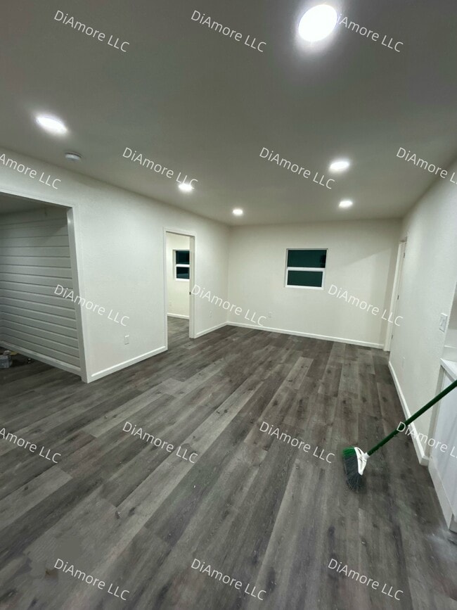 Building Photo - 212 High St