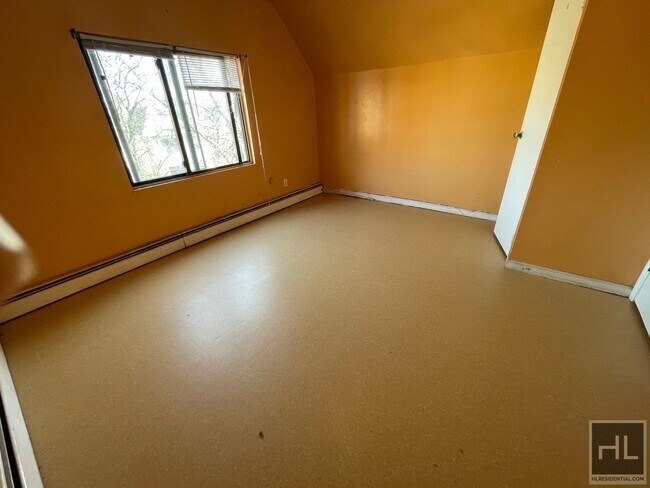 Building Photo - 1054 E 14th St