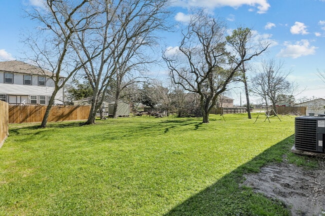 Building Photo - Recently updated 2-bedroom, 1.5-bathroom a...