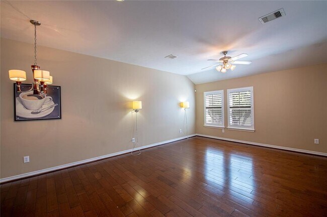 Foto del edificio - 915 W Heights Hollow Ln