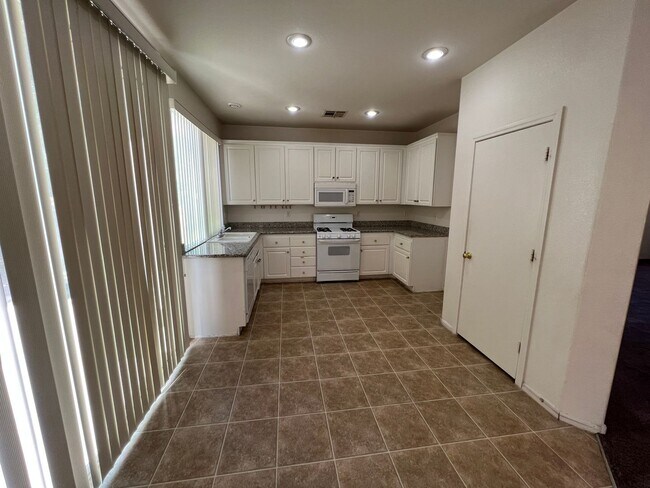 Building Photo - Stunning 4 Bed/2Bath/2Car home located in the Village in Summerlin!