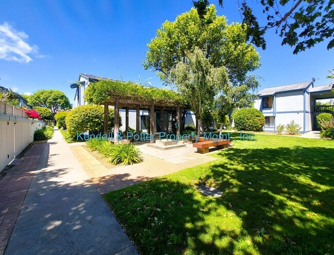 Foto del edificio - Charming Capitola 2BR with Oversized Patio, Pool Access & Carport Parking - Villas of Capitola!