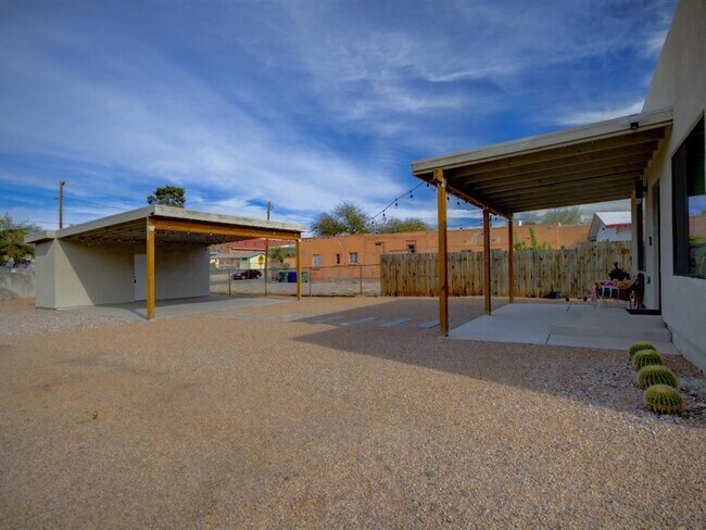 Foto del edificio - Fully Furnished 3-Bedroom Home with Security & Modern Upgrades