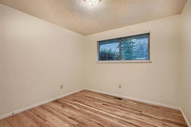 Building Photo - updated 4BR/2.5BA rambler in the East Meri...