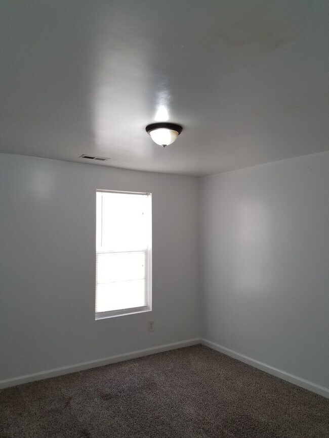 Foto del edificio - 4 bedroom 2 bath unit within minutes of Old Dominion University