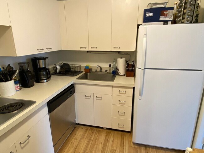 Building Photo - 2626 N Lakeview Ave