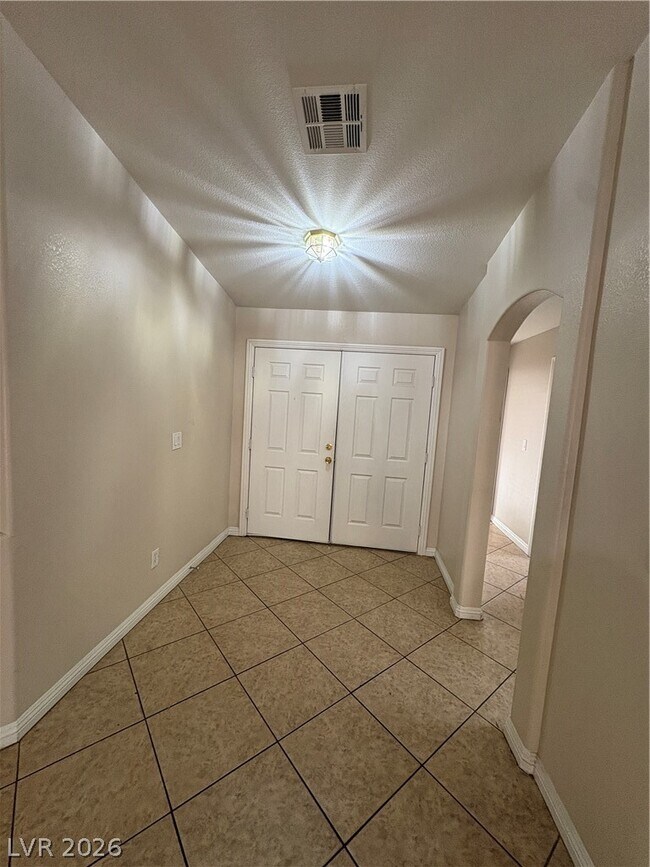 Foto del edificio - 8896 Frasure Falls Ave