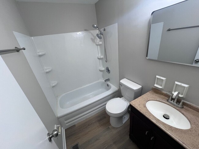 Building Photo - 4 Bedroom, 1.5 Bathroom House with renovat...