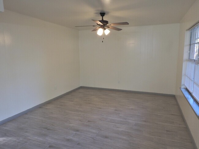 Foto del edificio - 408 E Coombs St