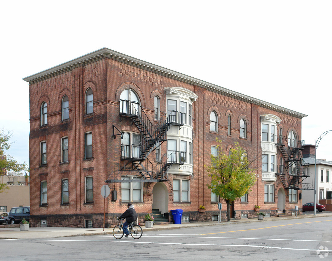 Primary Photo - Franklin Street Apartments