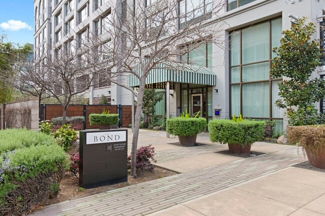 Building Photo - 2 Bed/2 Bath Luxury Condo at The Bond