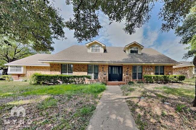 Building Photo - 1215 Spring Lake Dr