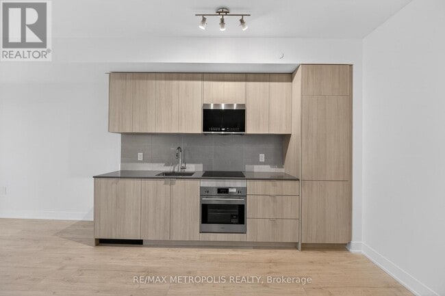 Building Photo - 2088 James St