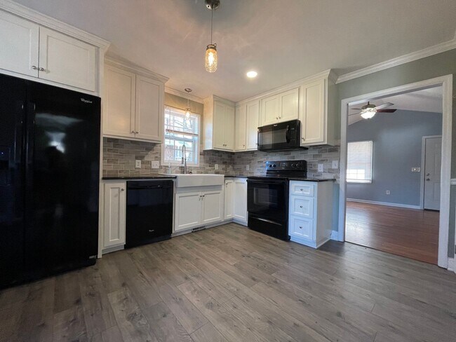 Foto del edificio - 2 Bedroom/2 Bath Home in Albemarle