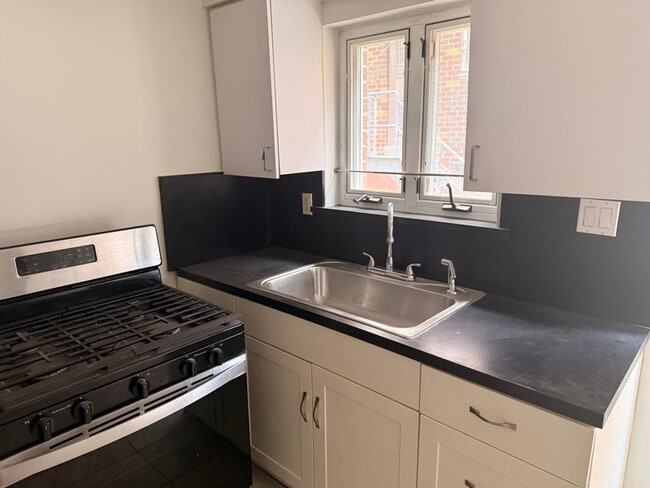 Building Photo - 1254 E 70th St