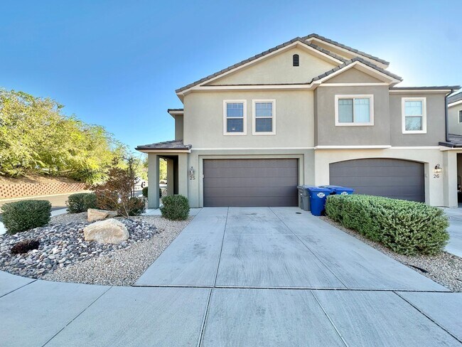 Foto del edificio - 3 Bedroom Townhome -  Location Location Location! Brand new carpet!!