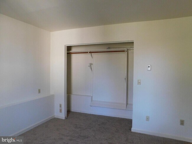Building Photo - 16 E