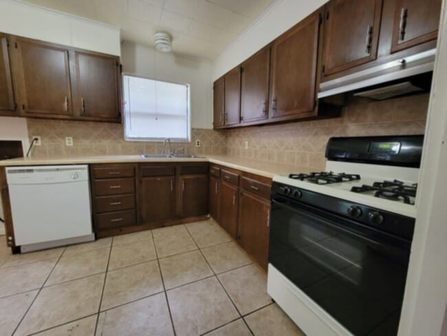 Building Photo - 3 BEDROOM HOUSE