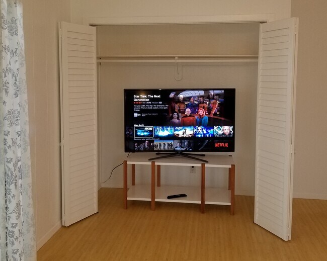 Televisor Samsung de 52 pulgadas - 1675 Malakia Street Unit #2