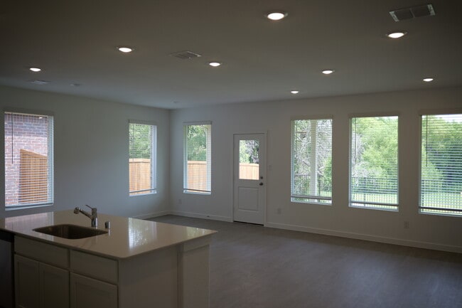 Building Photo - 1916 Monchino Pl