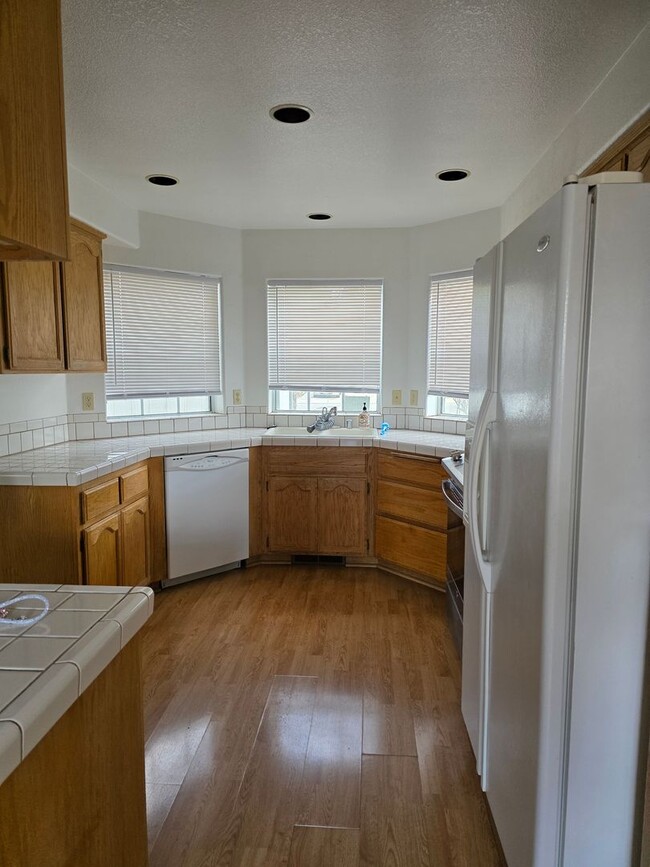 Building Photo - Townhouse Available - Cats OK