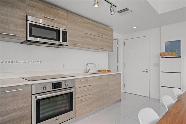 Foto del edificio - 650 NE 32nd St