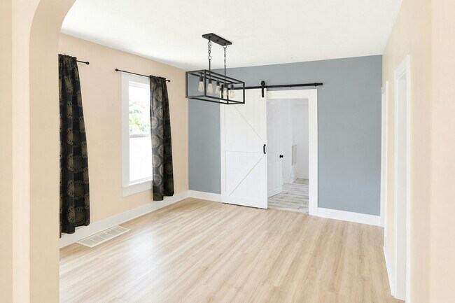 Foto del edificio - 1328 E 120th St