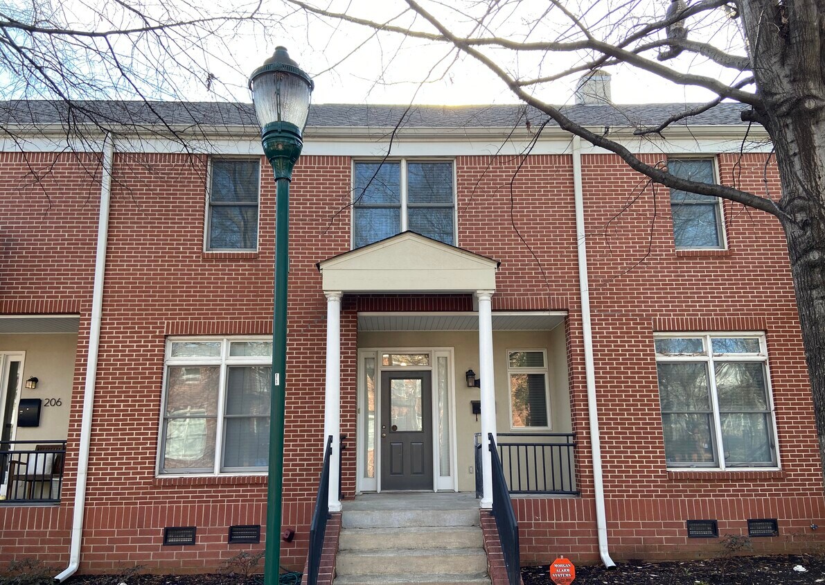 Foto principal - 208 W 17th St