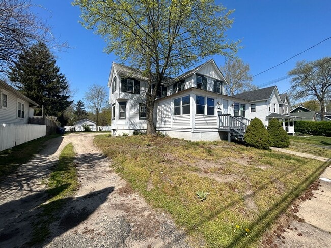 Building Photo - Lovely 4 Bedroom Single Family House in Neptune!