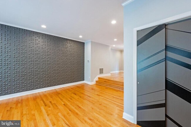 Building Photo - 215 Lynn Manor Dr