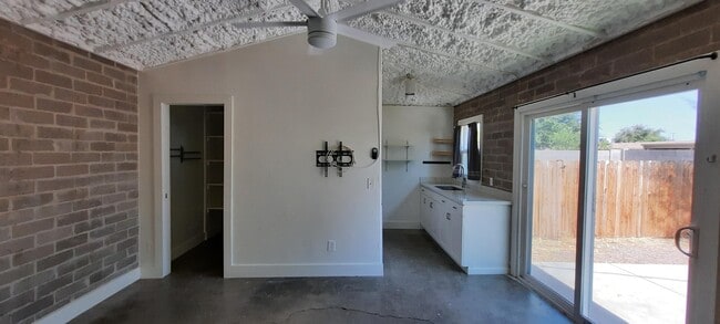 Building Photo - 1804 W Roma Ave