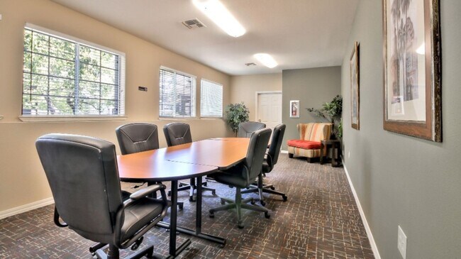 Foto del edificio - 1451 Rocky Ridge Dr