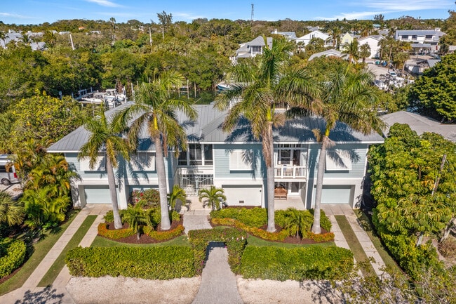 Building Photo - 121 Damfino St