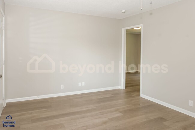 Building Photo - Beautifully Modernized 3 bedroom / 2 full ...