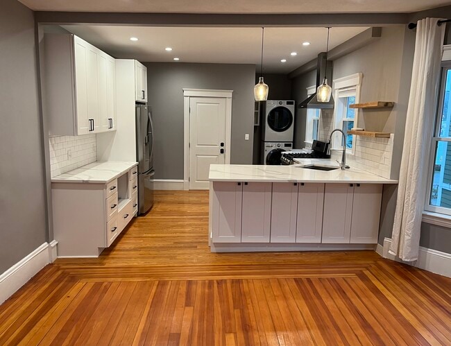 Building Photo - 8 George St