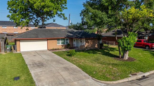 Building Photo - 9109 Lugary Dr