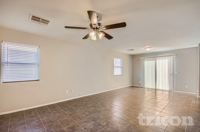 Foto del edificio - 13301 E Primrose Ln