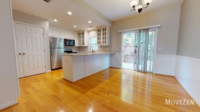 Foto del edificio - 2121 Piney Brook Rd