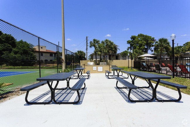 Outdoor Kitchen - Affinity at Winter Park Apartments