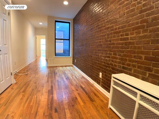 Building Photo - 147 E 81st St