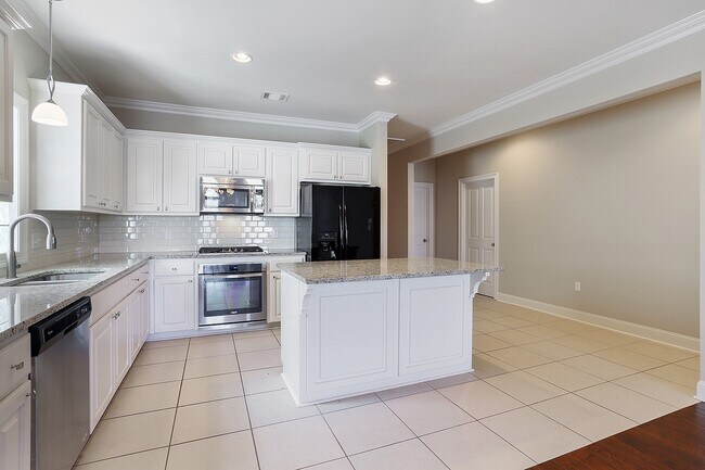 Building Photo - Fantastic 4 Bedroom on the Lake & includes...