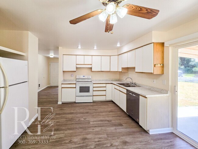 Building Photo - Quiet 3BR Duplex with Garage & Big Yard on...