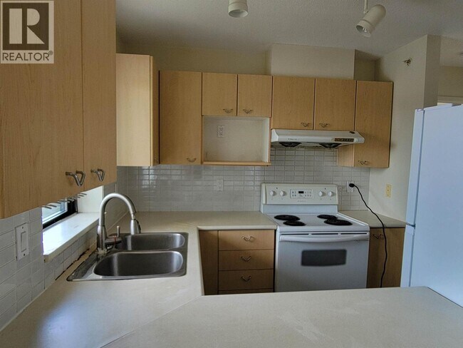 Photo du bâtiment - 8180 Granville Ave