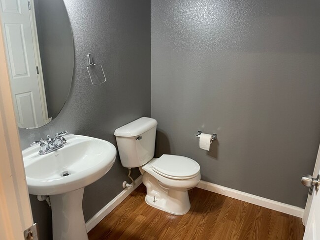 Building Photo - Cute 2bd, 2.5ba Townhome Across from Cotto...