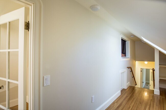 Building Photo - 1809 Versailles Ave