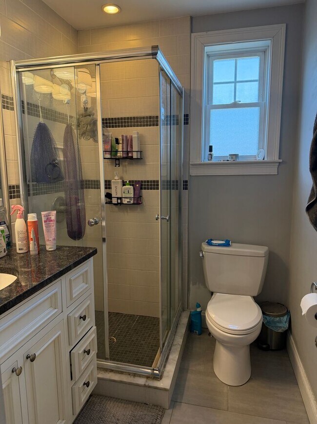 Building Photo - Charming 4 bedroom-No Broker Fee