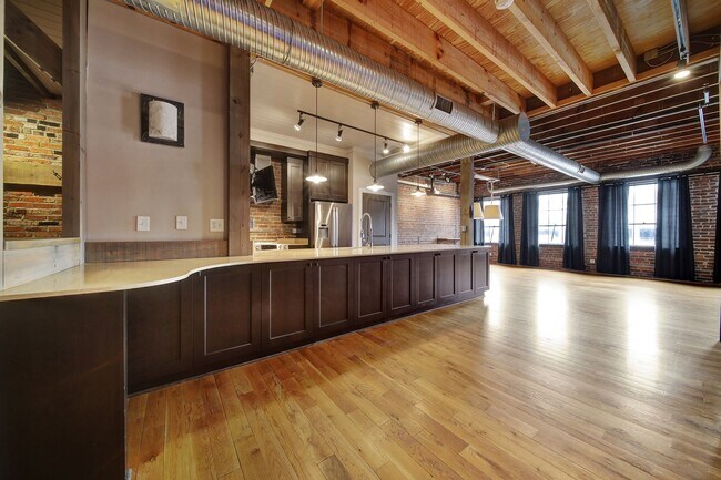 Building Photo - Uptown Gastonia Loft