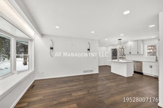 Building Photo - 10920 Oak Knoll Terrace N