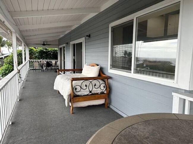 Foto del edificio - Furnished 3Bed, 2Bath Upstairs of House with Lanai