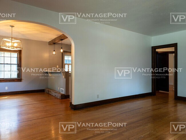 Building Photo - 712 Claude Allouez Terrace